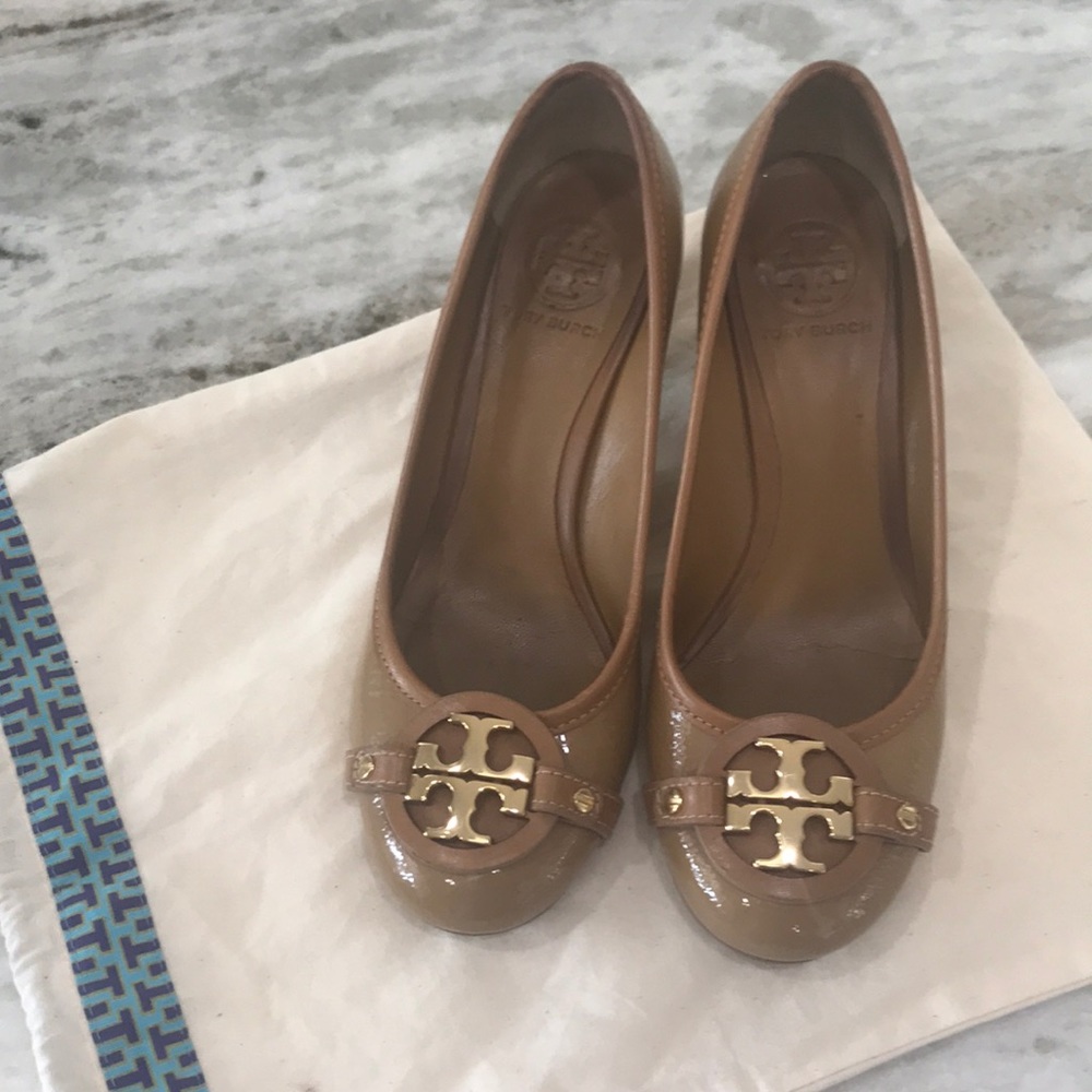 Tory Burch Tan leather trim logo heels, size 7.5